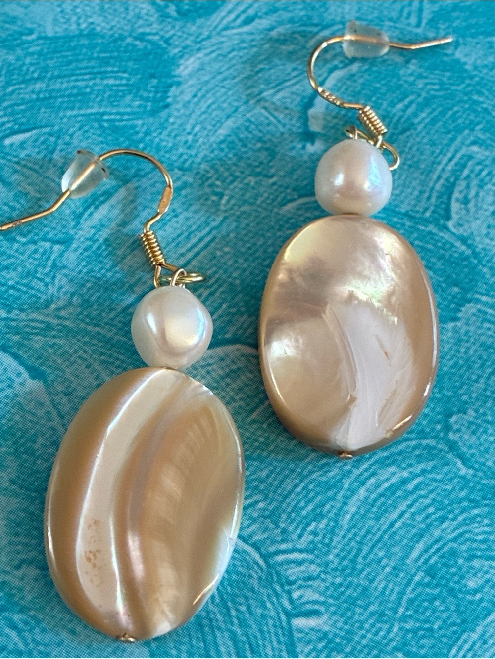 Hand crafted mother of pearl dangle earrings on gold plated wire - Picture 2 of 4